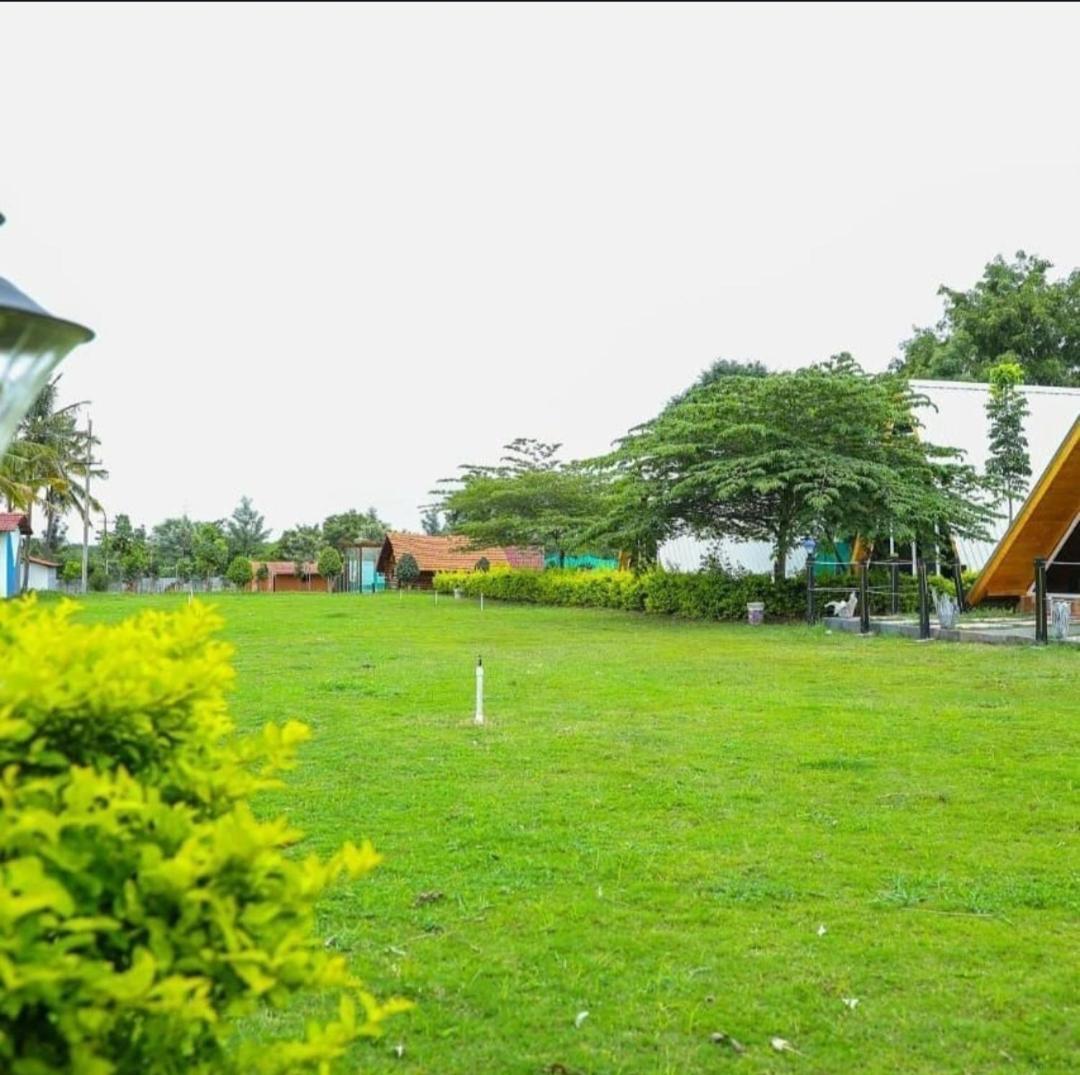 Dejavoo Hotel Gadigarpalya ภายนอก รูปภาพ